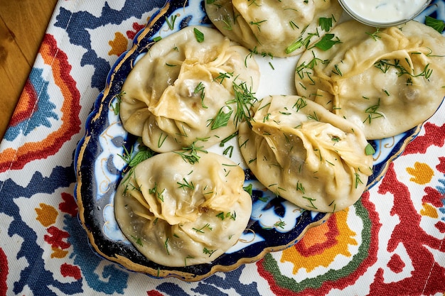 Manti - un type de boulettes farcies de viande et servies sur une assiette