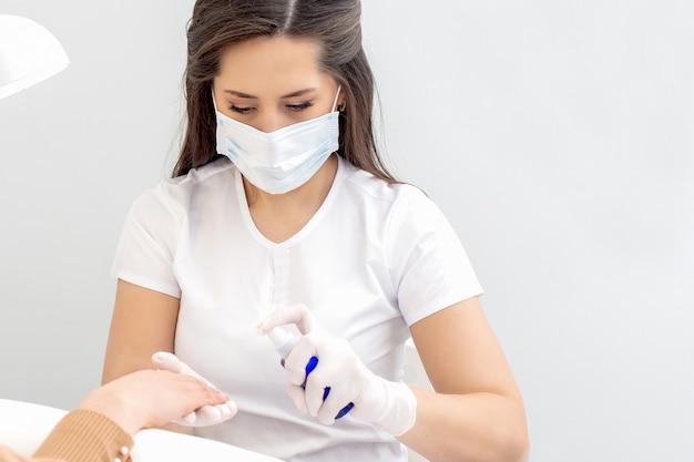 La manucure est un spray pour les mains du client.