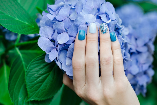 Manucure d'été douce dans des tons bleus. Gel manucure sur ongles courts