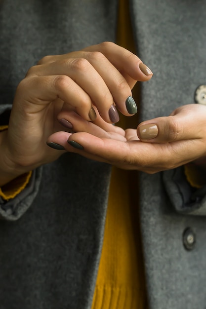 Manucure femme automne avec différentes couleurs à la mode