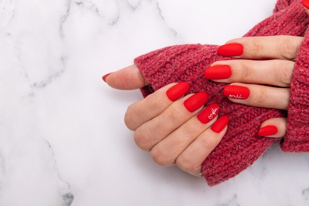 Manucure Mate Rouge Sur Les Mains Des Femmes Pour La Saint-valentin, Manucure Femme Créative Hiver