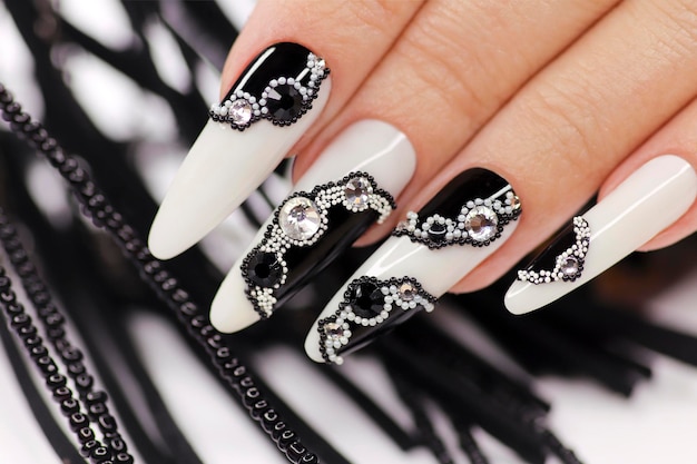 Manucure sur ongles longs avec strass et design