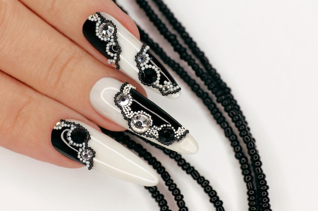 Photo manucure sur ongles longs avec strass et design