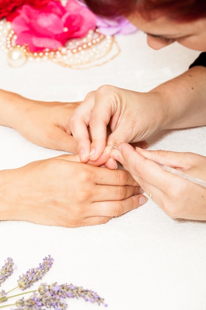 Manucure des ongles des mains d&#39;une femme avant l&#39;application de vernis à ongles