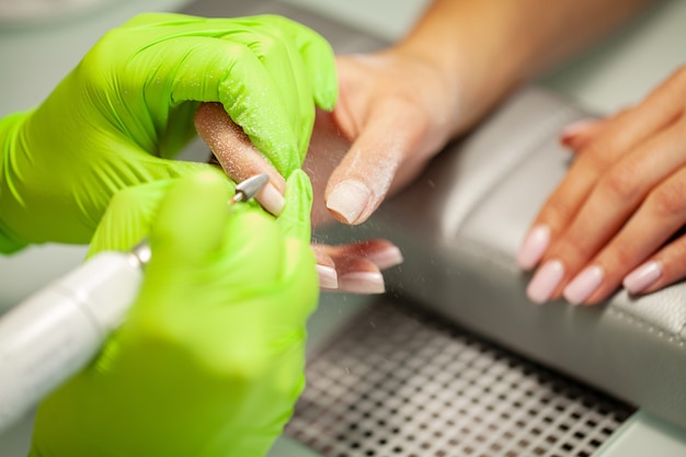 Manucure. Ongles maitresse en manucure en studio de beauté