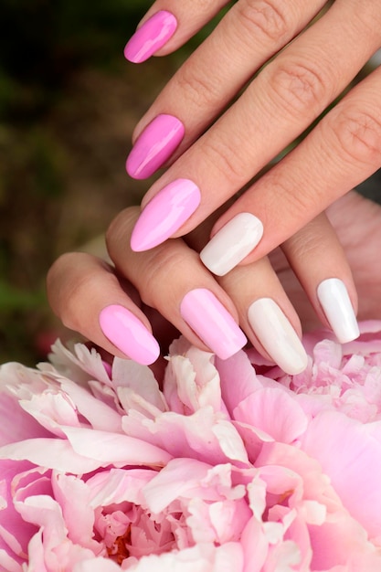 Manucure avec vernis rose et blanc