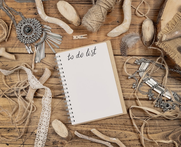 Manuel avec le texte TO DO LIST avec des décorations bohèmes autour de la vue de dessus sur une table en bois