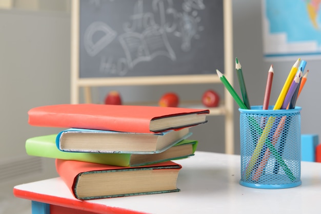 Manuels Et Crayons De Couleur Sur Le Banc D'école