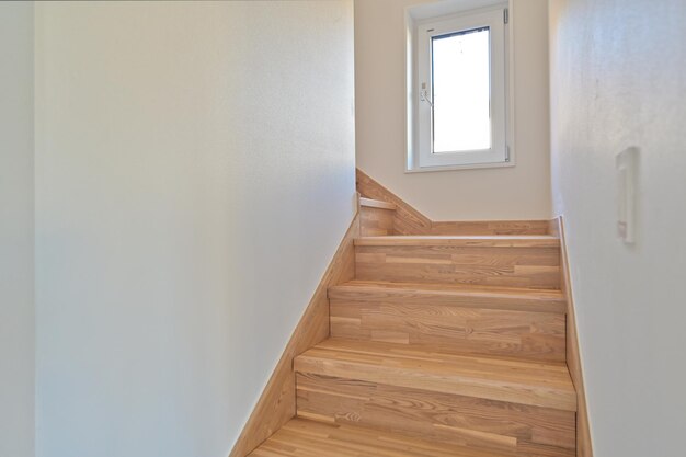 Photo maple est un escalier en bois de couleurs vives élégant et populaire