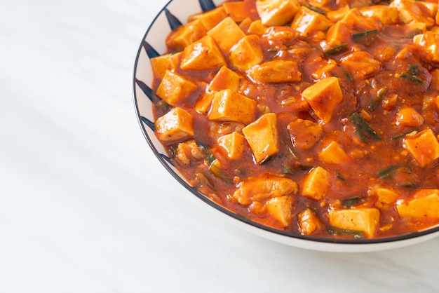 Mapo Tofu - Le plat traditionnel du Sichuan composé de tofu soyeux et de bœuf haché, rempli de saveur de mala à base d'huile de piment et de grains de poivre du Sichuan - Style de cuisine asiatique