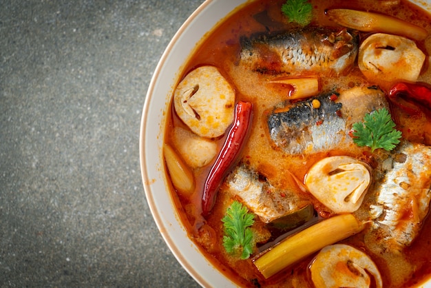 Maquereau en conserve Tom Yum en soupe épicée - style de cuisine asiatique