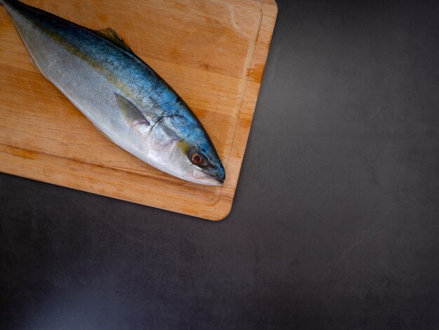 Maquereau cru sur une planche à découper de cuisine