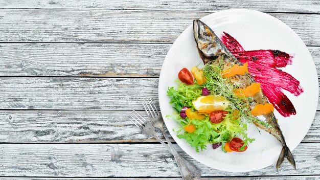 Maquereau cuit au four avec des légumes frais sur l'assiette Vue de dessus Espace libre pour votre texte