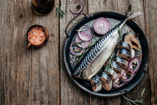 Maquereau mariné ou poisson hareng avec légumes verts et oignons. Cuisine méditerranéenne, apéritif, fruits de mer, cuisson du poisson. bannière, menu, lieu de recette pour le texte, vue de dessus