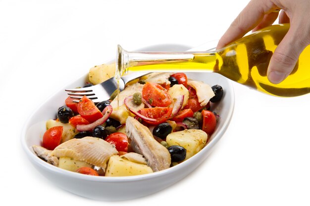 Maquereaux avec pommes de terre, tomates, câpres et olives