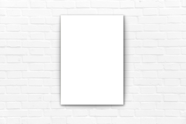 Une maquette d'affiche sur un mur de briques blanches