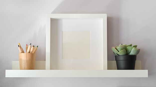 Maquette affiche avec plante sur étagère blanche