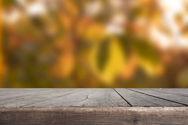 Photo maquette ancienne surface en bois vintage avec fond d'automne scène pour votre produit