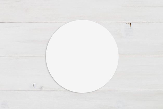 Photo maquette d'autocollant rond sur une surface en bois blanc moderne