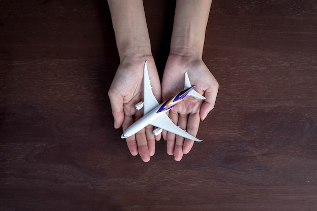 Maquette d&#39;avion entourée de mains