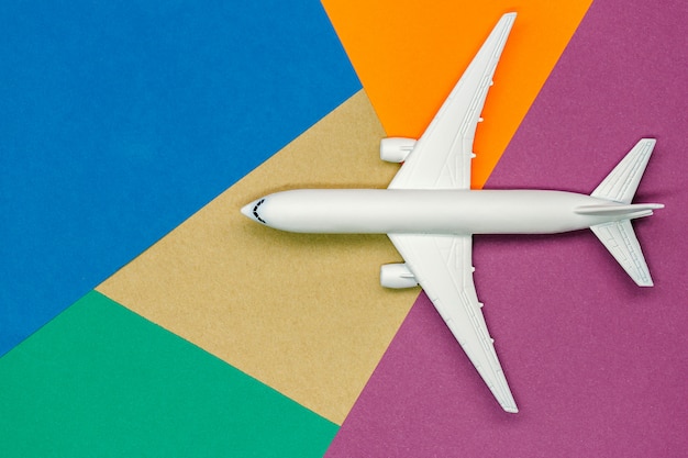 Photo maquette d'avion sur fond de couleur pastel