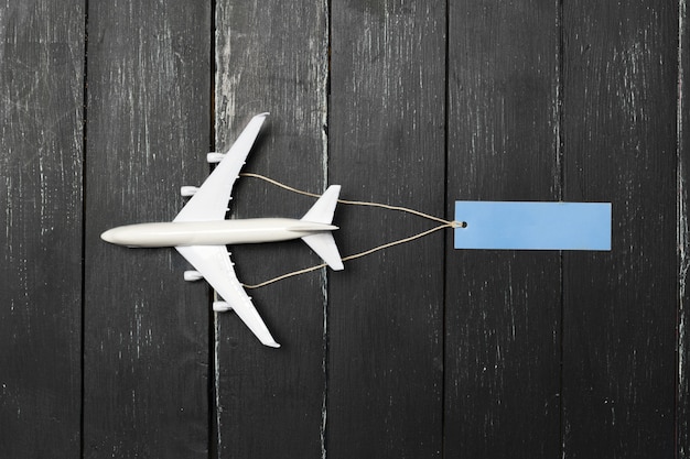 Maquette d'avion sur la table en bois