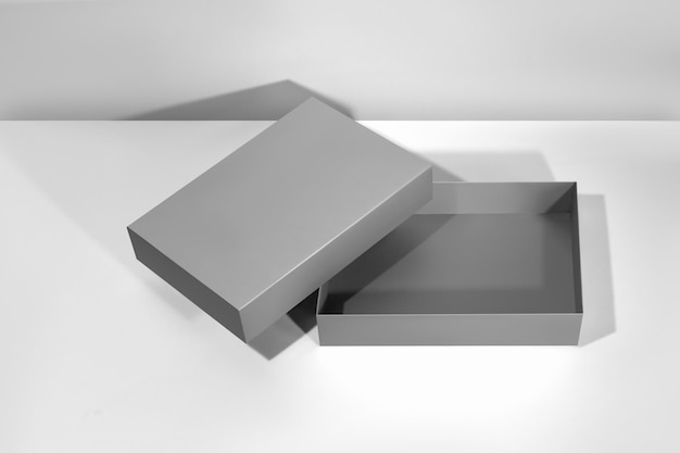 Maquette d'une boîte en carton ouverte avec des ombres dures