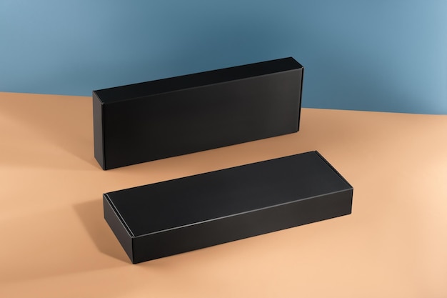 Photo maquette de boîtes noires peu profondes en carton lisse sans logo