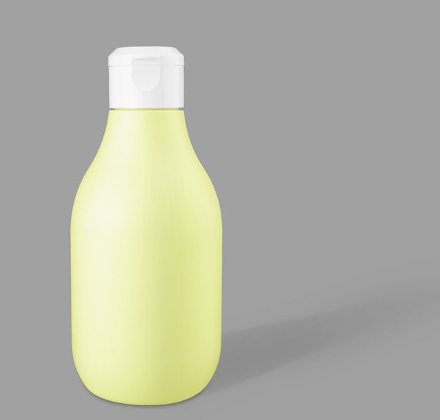 Maquette de bouteille cosmétique en plastique biodégradable jaune sur un fond gris à la mode. Vue de face et espace de copie