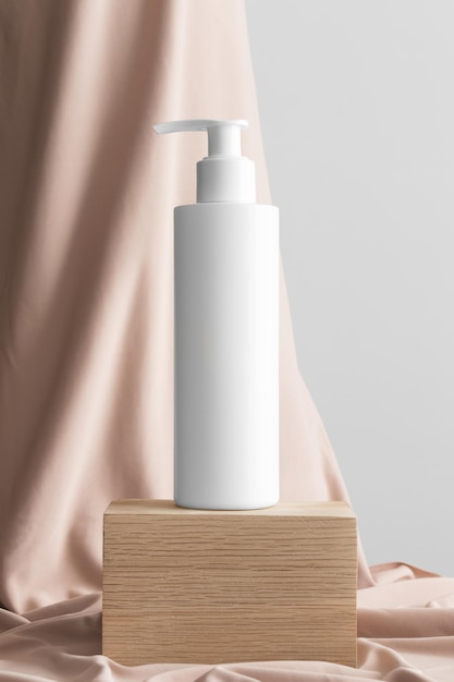 Maquette de bouteille de distributeur de shampoing cosmétique blanc avec un textile beige