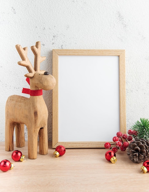 Maquette de cadre en bois blanc vierge avec des décorations de Noël