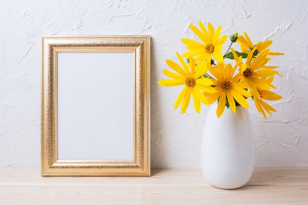 Maquette de cadre doré avec des fleurs de rosarin jaune dans un vase