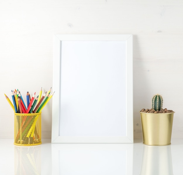 Maquette cadre propre blanc, crayons de couleur et succulent sur fond blanc. pour la créativité, le dessin.