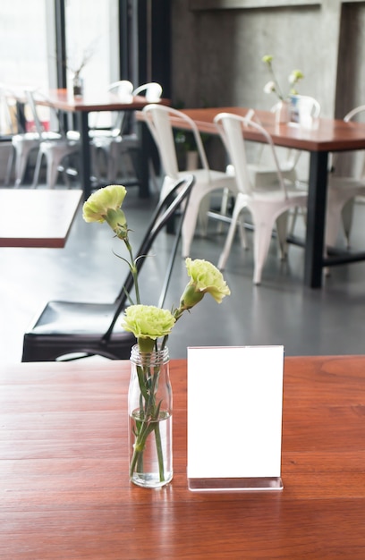 Maquette cadre sur table dans le bar restaurant café