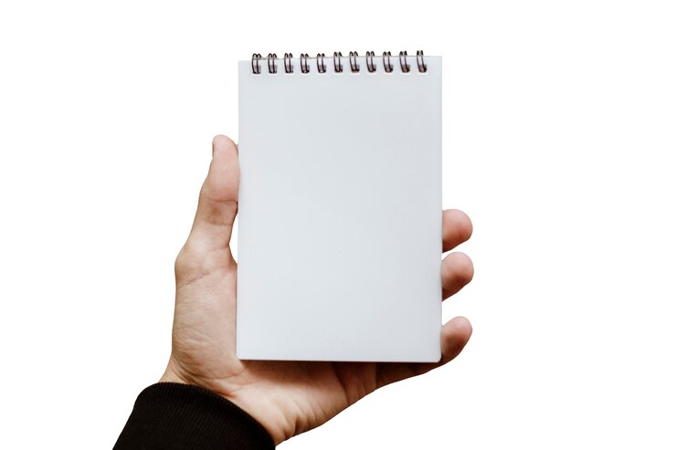 Photo maquette d'un cahier de copie. homme tenant un livre de pages blanches.