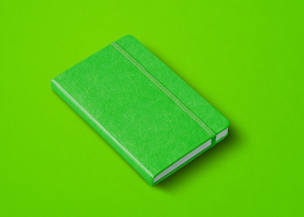 Maquette de cahier fermé vert isolé sur fond de couleur