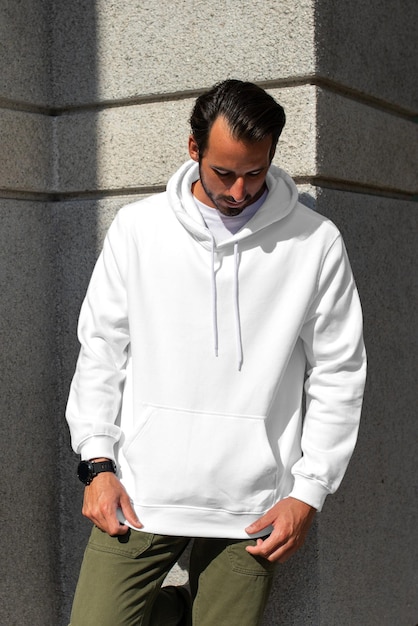 Maquette de capuche png pour homme avec un pantalon vert en ville