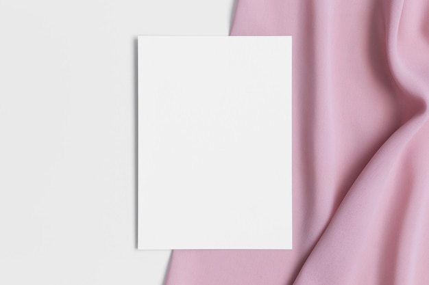 Maquette de carte blanche d'invitation avec un rapport textile rose tendre 5x7 similaire à A6 A5