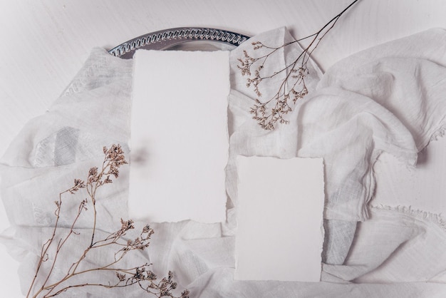 Maquette de carte d'invitation de mariage Photographie de stock de style Flatlay à voir Feuille de papier blanche