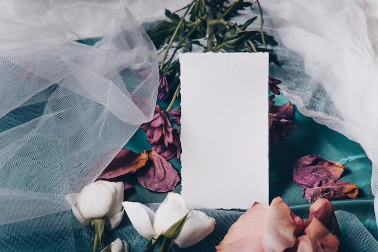Photo maquette de carte d'invitation de mariage photographie de stock stylée pour la présentation de la conception de votre œuvre d'art