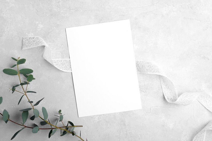 Photo maquette de carte d'invitation de papeterie de mariage 5x7 sur fond de pierre gris neutre avec des feuilles d'eucalyptus maquette de douche nuptiale d'éclairage naturel maquette de carte vierge minimale carte de remerciement carte de voeux