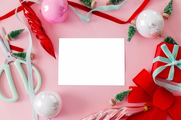 Maquette de carte de Noël moderne Carte vide avec espace pour texte et décorations sur plat rose