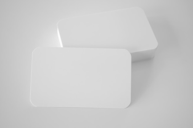 Maquette de carte de visite blanche sur fond blanc