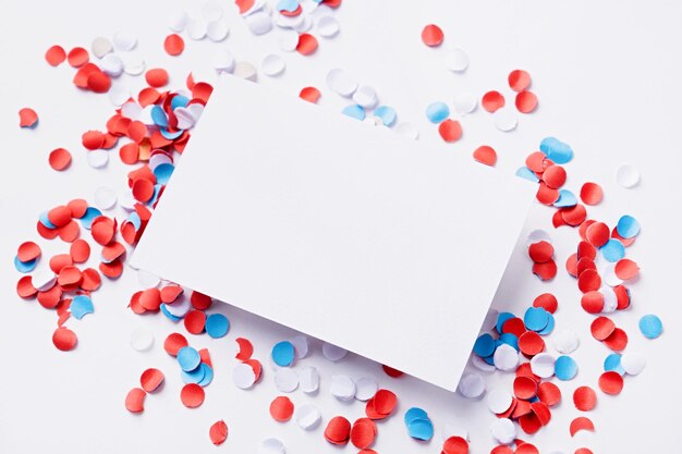 Maquette de carte de visite sur des décorations de confettis de cercle coloré pour le 4 juillet