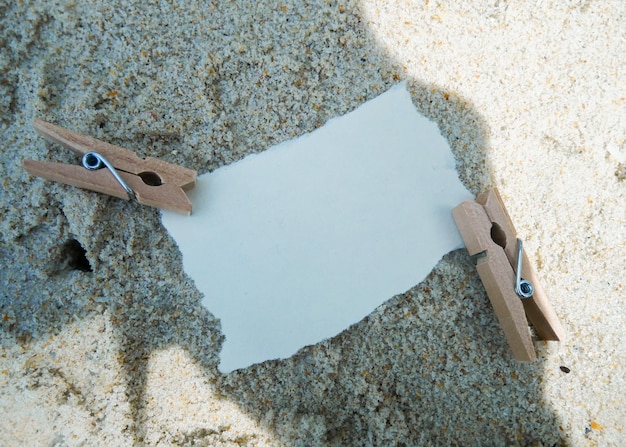 Maquette de carte de visite en papier sur fond de sable de plage