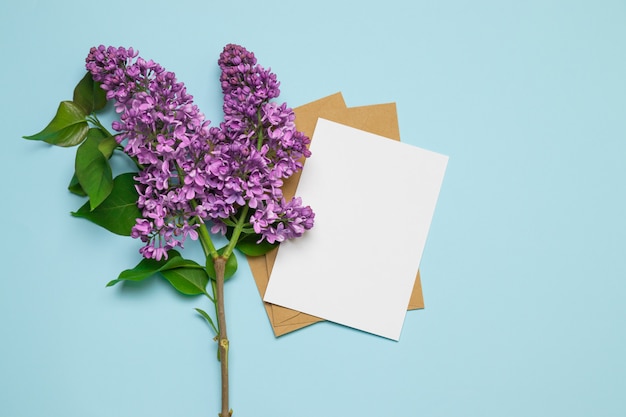 Maquette de carte de voeux pour fond de lilas rose frais