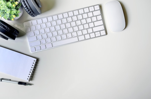 Maquette Clavier Blanc Et Fournitures Sur Table Blanche, Espace Copie Pour L'affichage Du Texte Ou Du Produit.