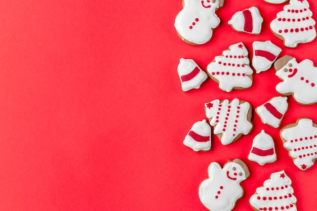 Maquette créative avec bonhomme de neige en forme de biscuits, anneau de cloche et arbre de Noël sur un fond clair