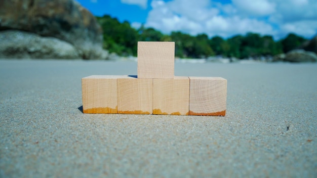 Maquette de cubes en bois sur le sable de la plage Cubes en bois d'espace libre pour votre texte