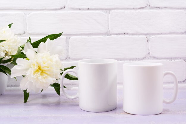 Maquette de deux tasses à café avec fleur de pivoine ivoire